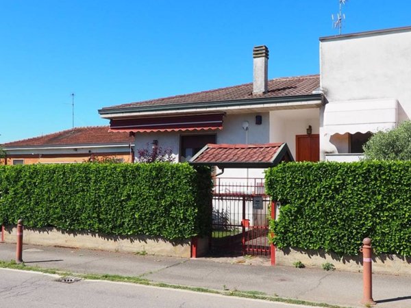 casa indipendente in vendita a Cassano d'Adda in zona Cascine San Pietro