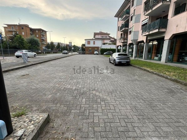 locale commerciale in vendita a Cassano d'Adda in zona Groppello d'Adda