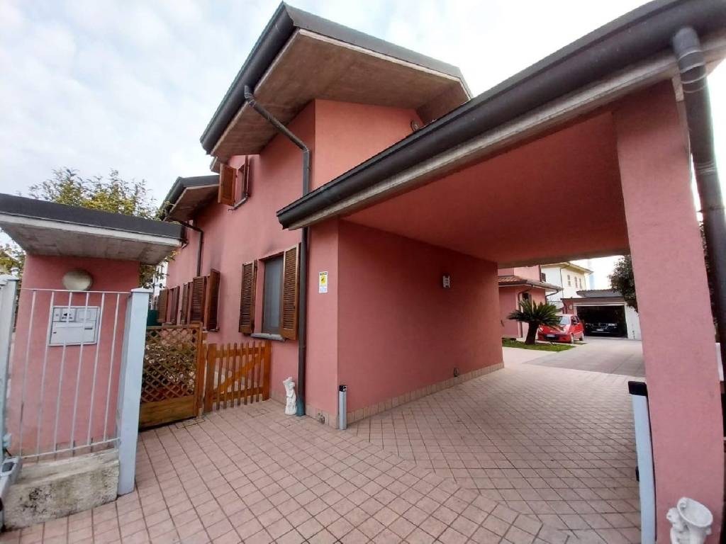 casa indipendente in vendita a Cassano d'Adda