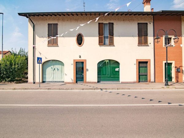 negozio in vendita a Cassano d'Adda in zona Groppello d'Adda