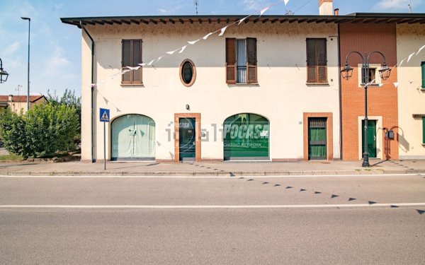 locale commerciale in vendita a Cassano d'Adda in zona Groppello d'Adda