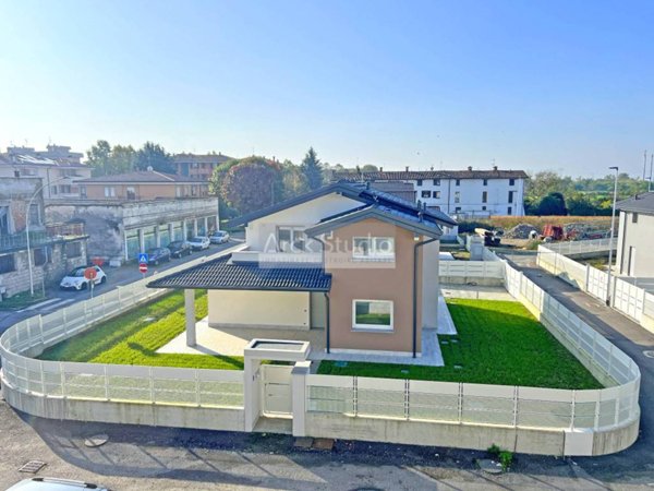 casa indipendente in vendita a Cassano d'Adda in zona Groppello d'Adda