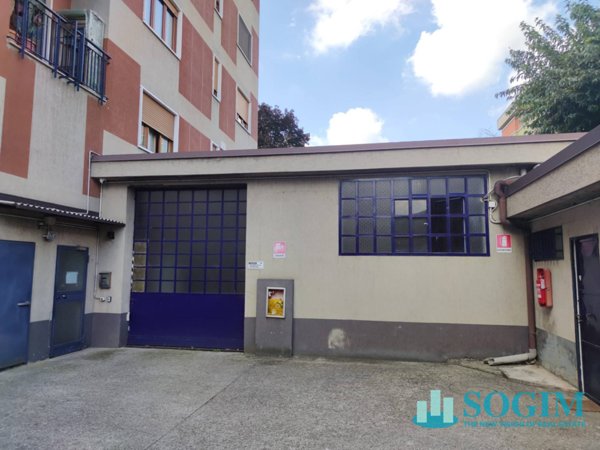 locale commerciale in vendita a Cassano d'Adda in zona Groppello d'Adda