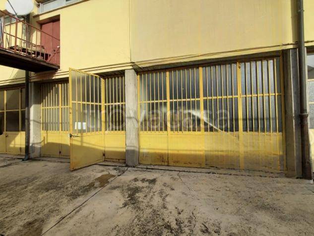 locale commerciale in vendita a Cassano d'Adda in zona Groppello d'Adda