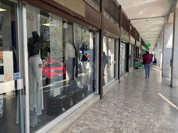 negozio in vendita a Cassina de' Pecchi