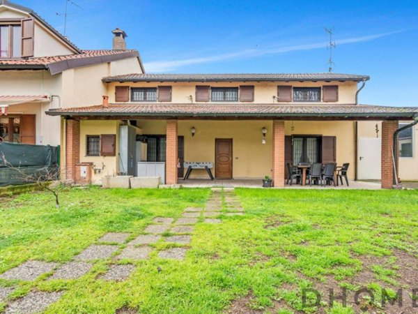 casa indipendente in vendita a Cassina de' Pecchi in zona Sant'Agata Martesana