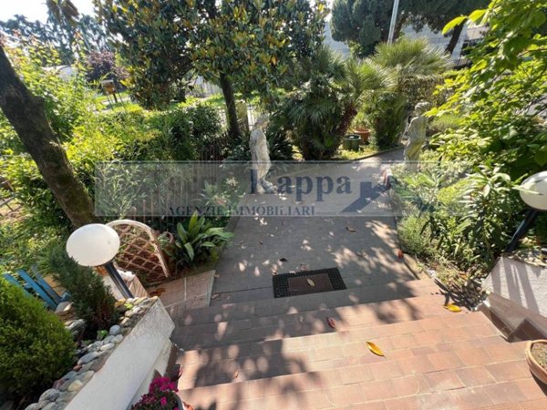 casa indipendente in vendita a Cassina de' Pecchi in zona Sant'Agata Martesana