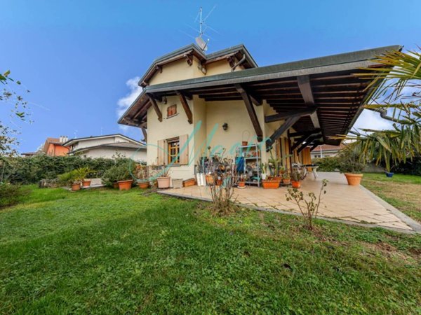 casa indipendente in vendita a Cassina de' Pecchi in zona Sant'Agata Martesana
