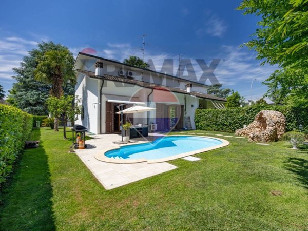 casa indipendente in vendita a Cassina de' Pecchi in zona Sant'Agata Martesana