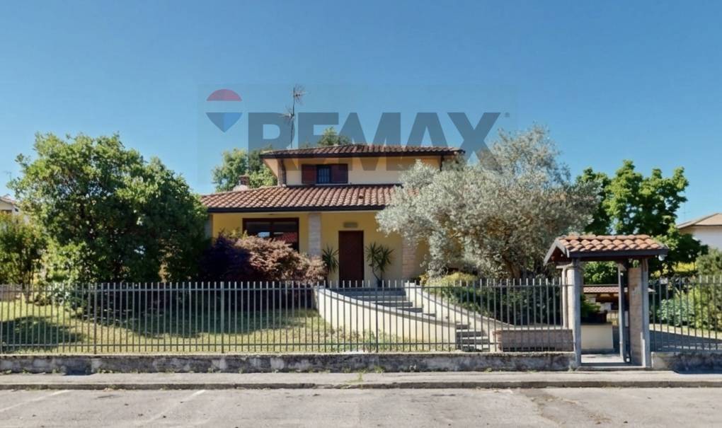 casa indipendente in vendita a Cassina de' Pecchi in zona Sant'Agata Martesana