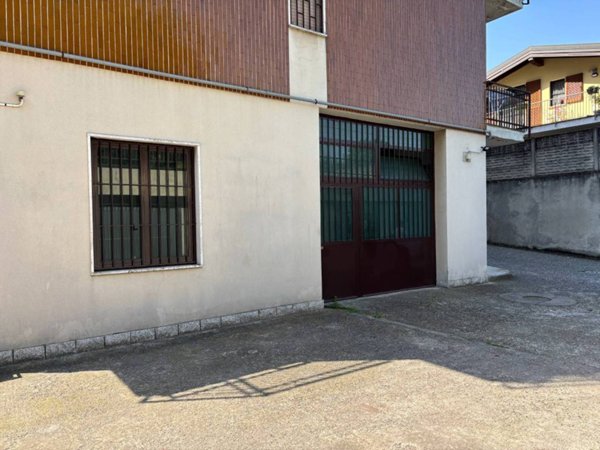 locale commerciale in vendita a Cassina de' Pecchi in zona Sant'Agata Martesana