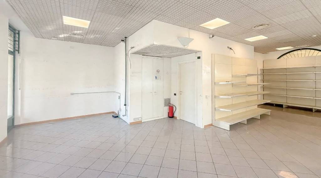 locale commerciale in vendita a Cassina de' Pecchi in zona Sant'Agata Martesana