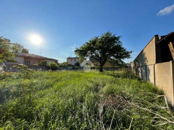 negozio in vendita a Cassinetta di Lugagnano