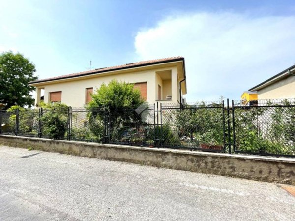 casa indipendente in vendita a Cassinetta di Lugagnano