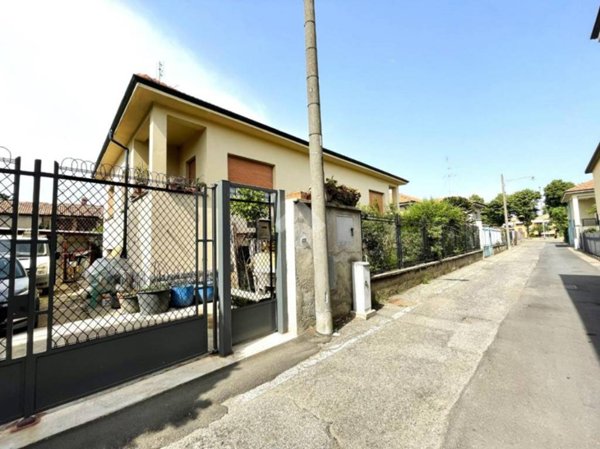 casa indipendente in vendita a Cassinetta di Lugagnano