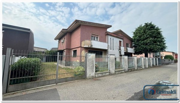 casa indipendente in vendita a Cassinetta di Lugagnano