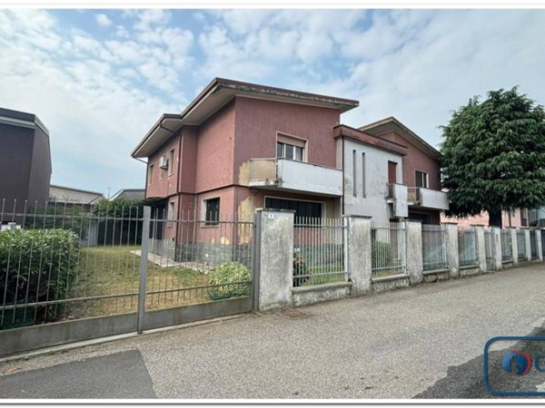 casa indipendente in vendita a Cassinetta di Lugagnano