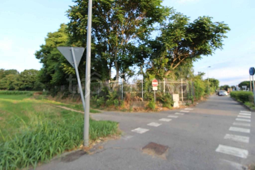 terreno agricolo in vendita a Cassinetta di Lugagnano