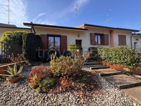 casa indipendente in vendita a Cassinetta di Lugagnano
