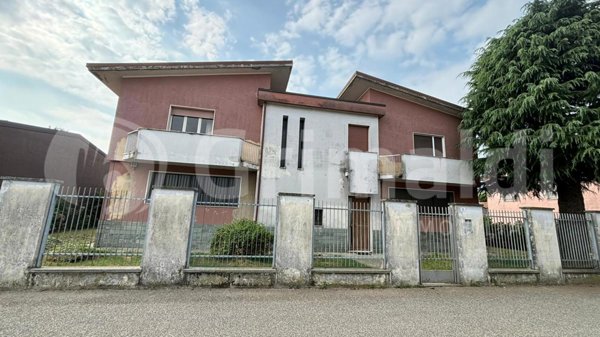 casa indipendente in vendita a Cassinetta di Lugagnano
