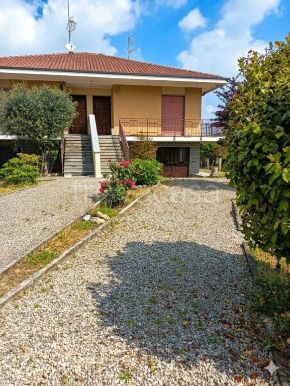 casa indipendente in vendita a Cassinetta di Lugagnano