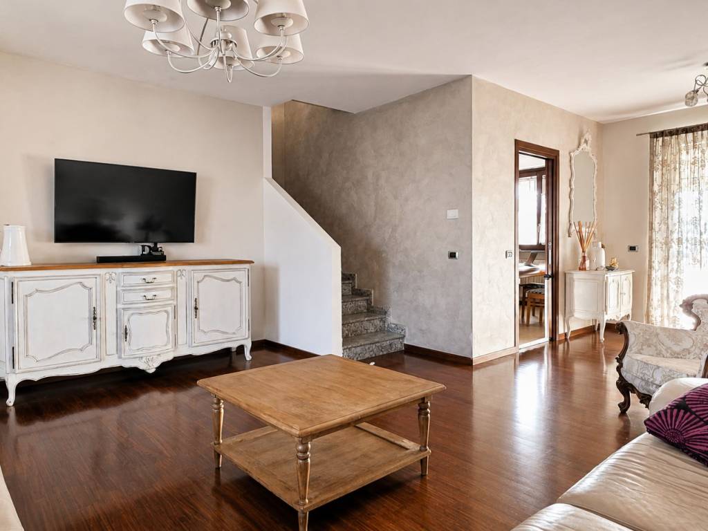 casa indipendente in vendita a Cassinetta di Lugagnano