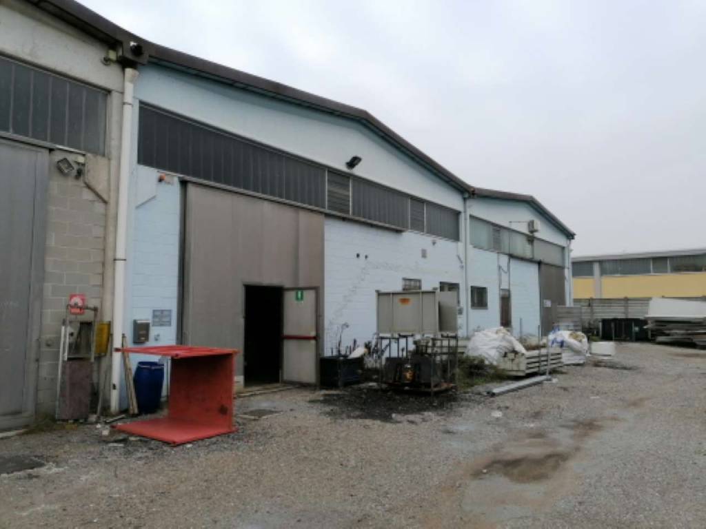 locale commerciale in vendita a Castano Primo