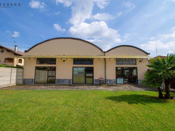 locale commerciale in vendita a Castano Primo