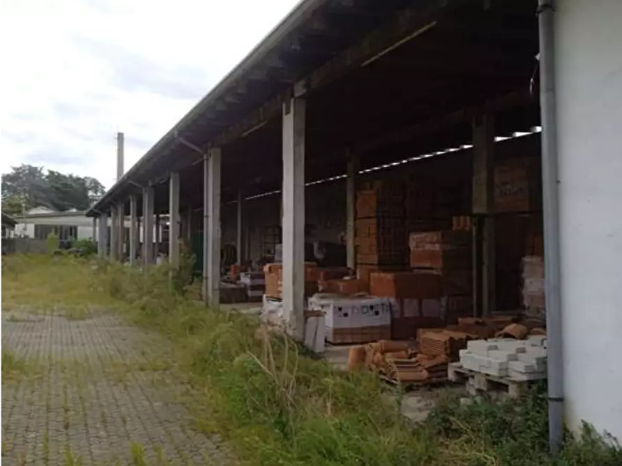 locale di sgombero in vendita a Castano Primo