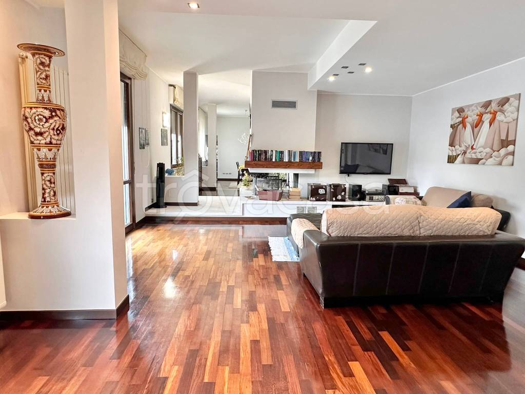 negozio in vendita a Castano Primo