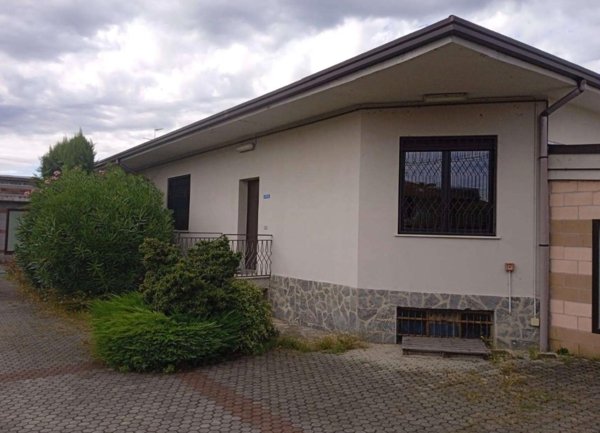 locale commerciale in vendita a Castano Primo