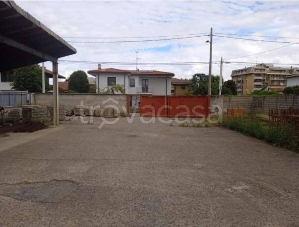 locale commerciale in vendita a Castano Primo