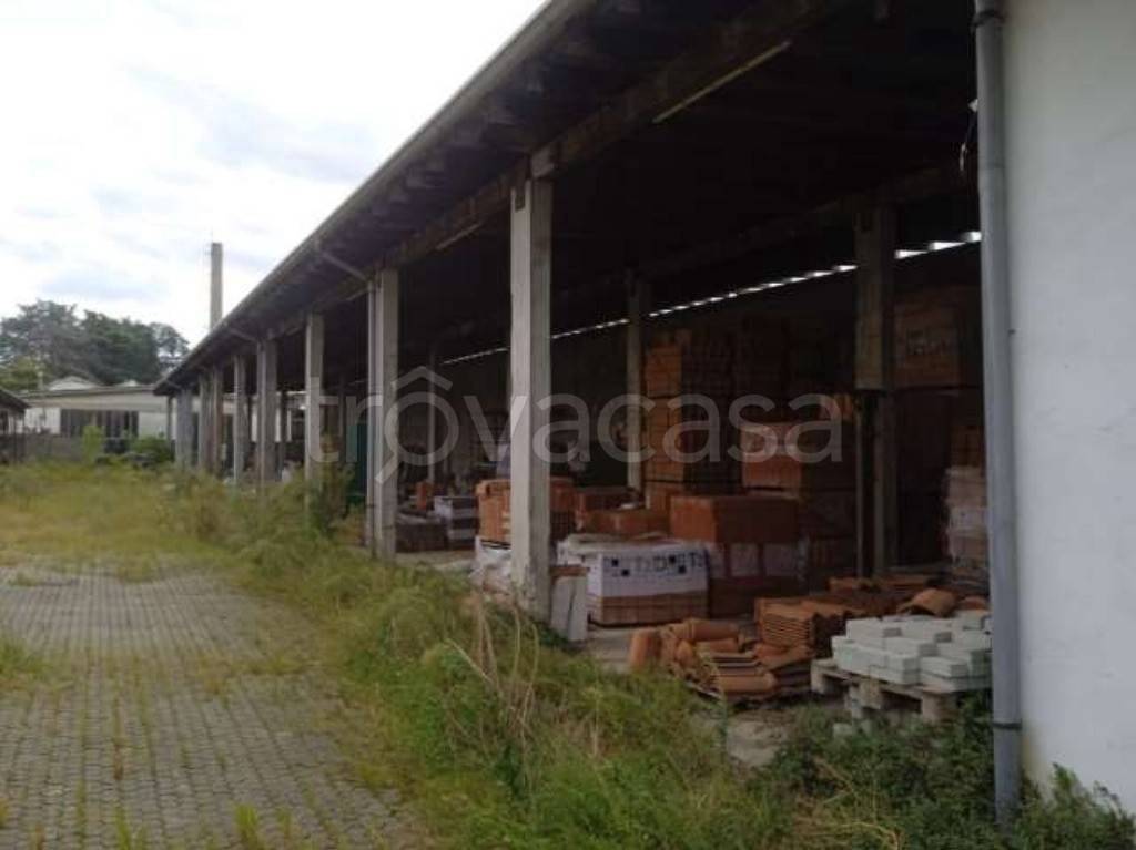 locale commerciale in vendita a Castano Primo