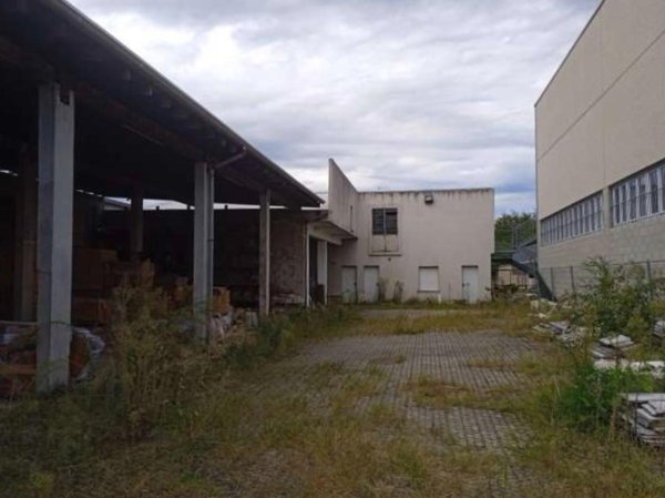 locale di sgombero in vendita a Castano Primo