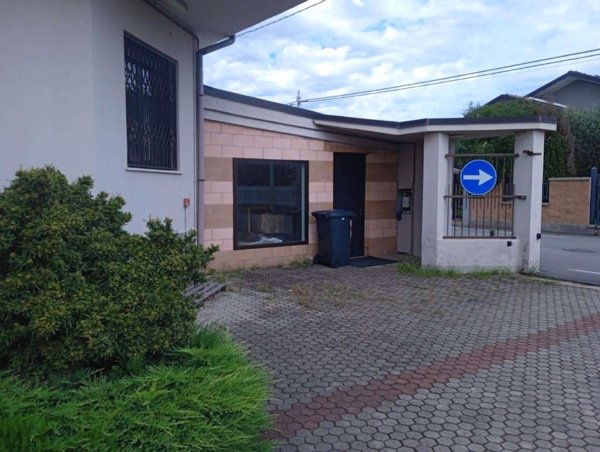 locale commerciale in vendita a Castano Primo