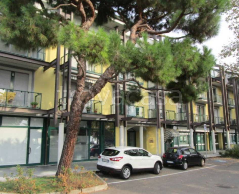 negozio in vendita a Castano Primo