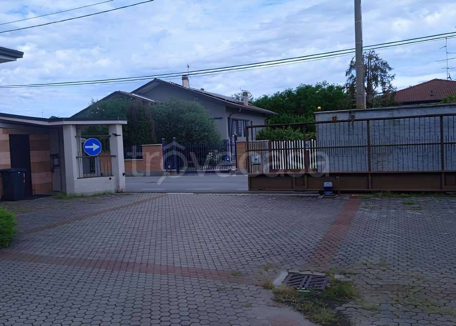 negozio in vendita a Castano Primo
