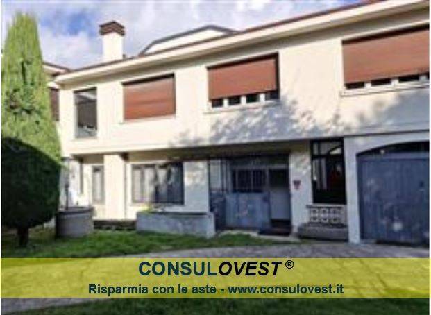 locale commerciale in vendita a Castano Primo