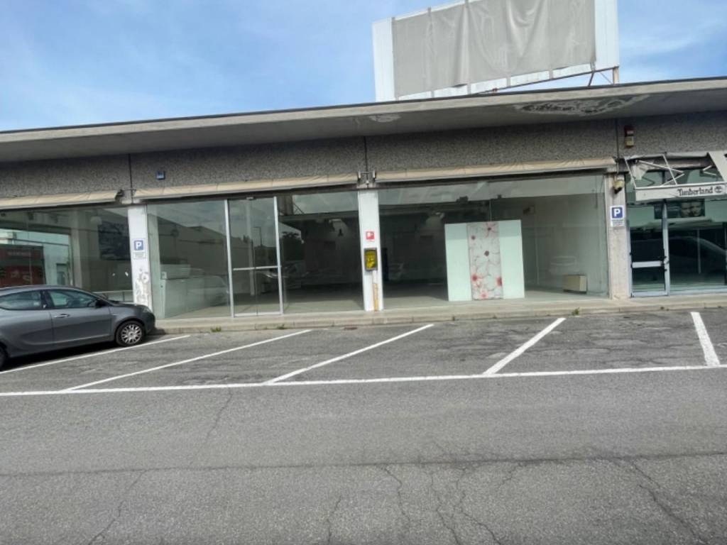 negozio in vendita a Cernusco sul Naviglio