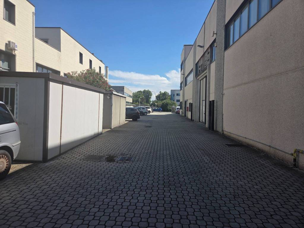 locale commerciale in vendita a Cernusco sul Naviglio