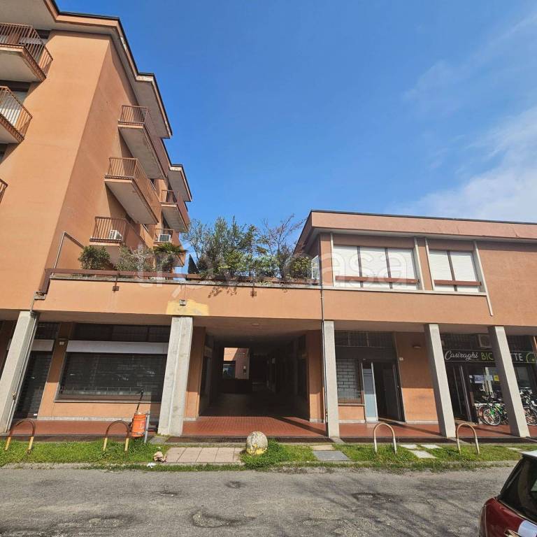 negozio in vendita a Cernusco sul Naviglio