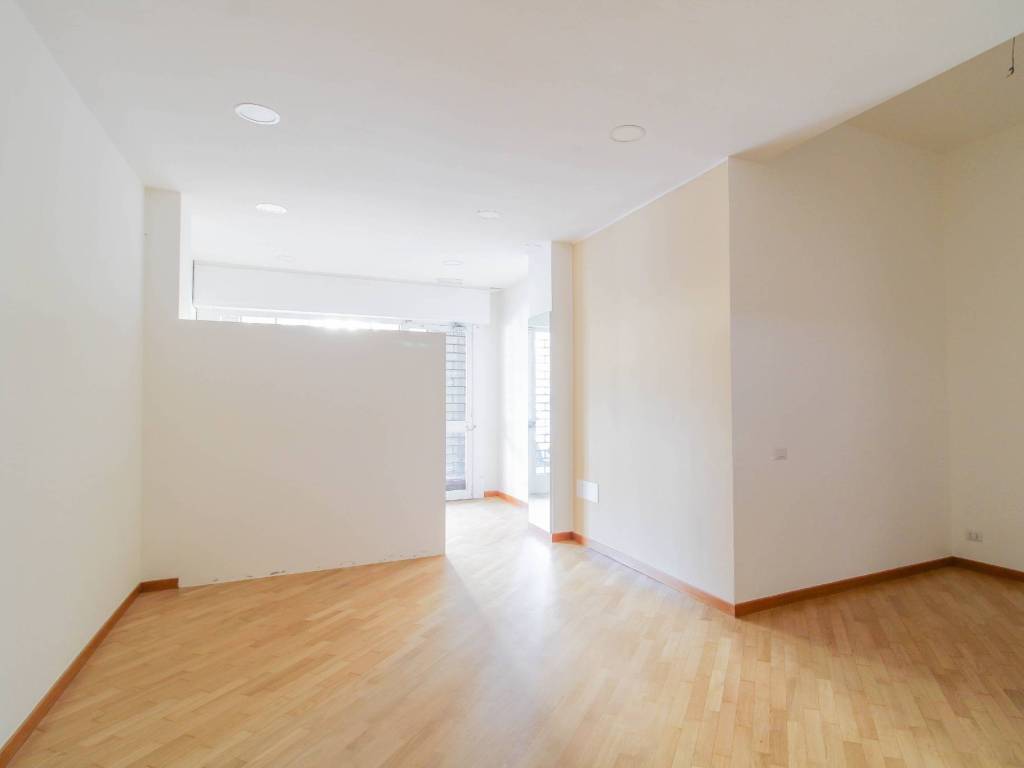 negozio in vendita a Cernusco sul Naviglio