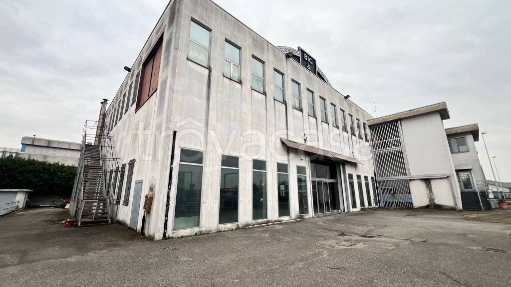 capannone in vendita a Cernusco sul Naviglio