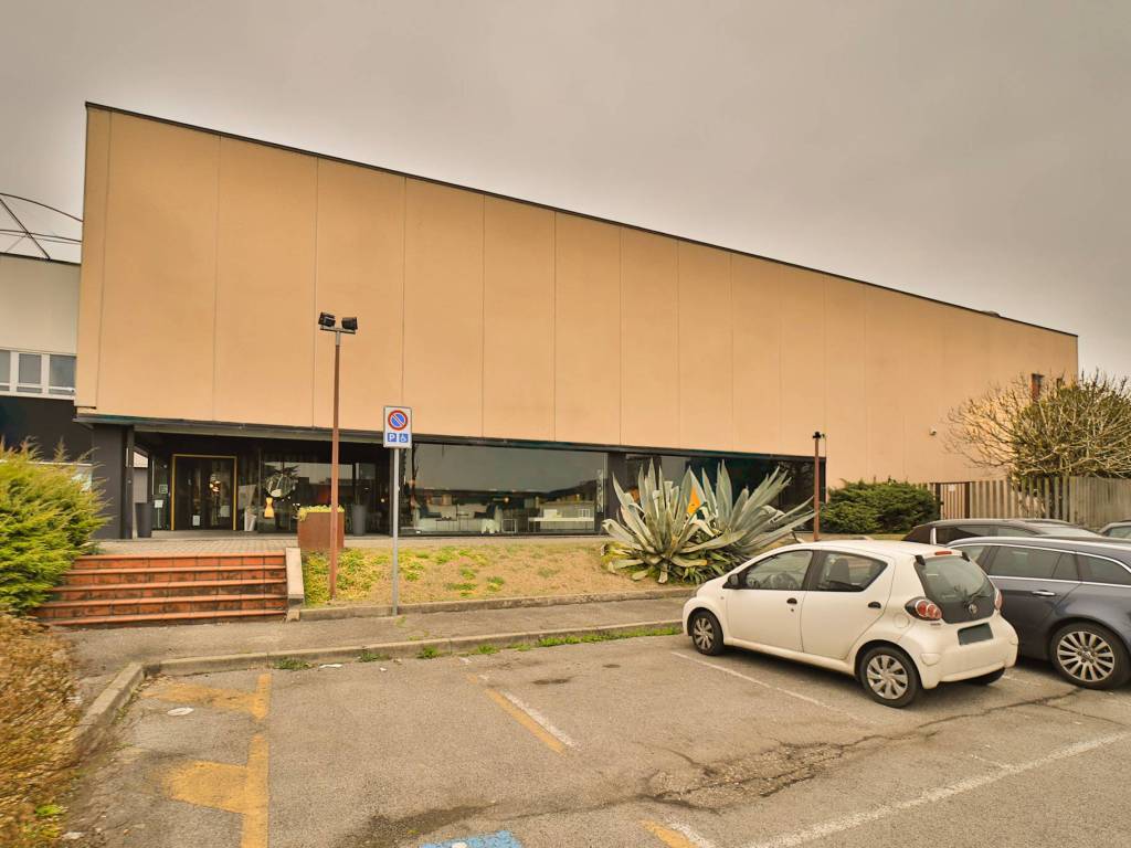 negozio in vendita a Cernusco sul Naviglio