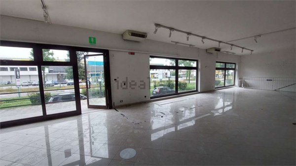 locale commerciale in vendita a Cernusco sul Naviglio