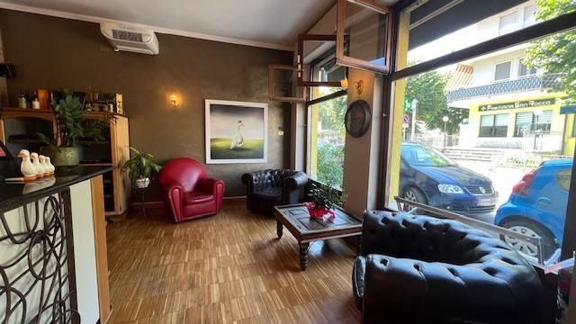 negozio in vendita a Cernusco sul Naviglio in zona Ronco