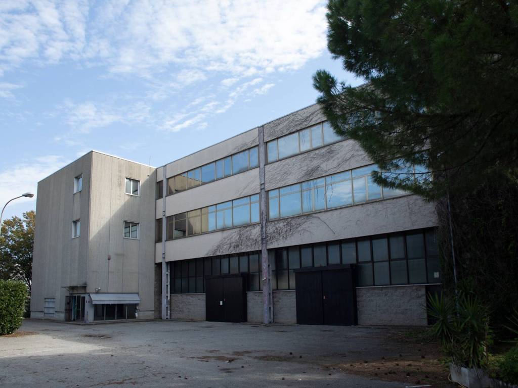 capannone in vendita a Cernusco sul Naviglio