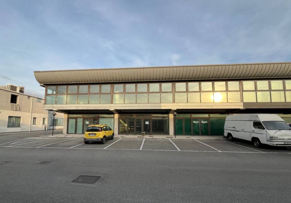 negozio in vendita a Cernusco sul Naviglio
