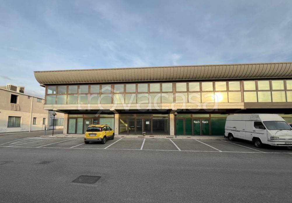 negozio in vendita a Cernusco sul Naviglio