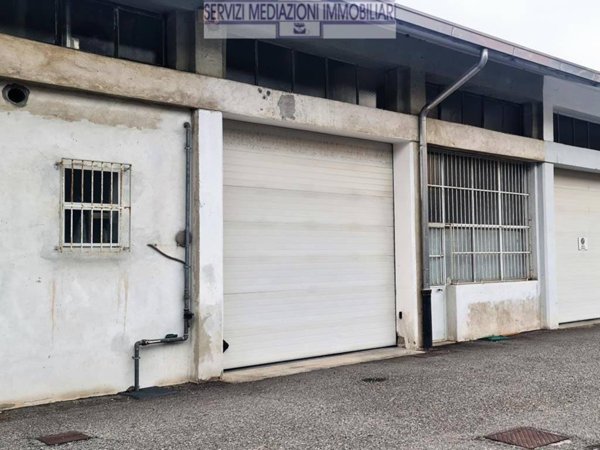 negozio in vendita a Cernusco sul Naviglio in zona Ronco